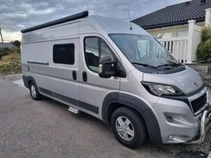 Peugeot Boxer 435 TOURNE , année : 2017 , manuelle , diesel , 85315 KM , 4 places.  4 couchages , panneaux solaires / Prix : 22000€