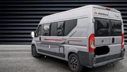 FAIT 2.3 131 CH Adria TWIN 600 SPT , année : 2015 , kilométrage : 52500 Km  , 4 places.  4 couchages , panneaux solaires, manuelle , diesel / Prix : 20000€